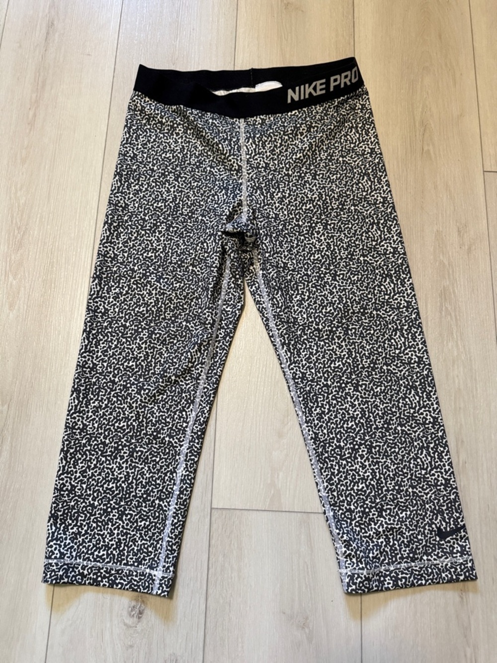 Women’s Nike Black & White Speckle Capri Leggings -Exercise Size L